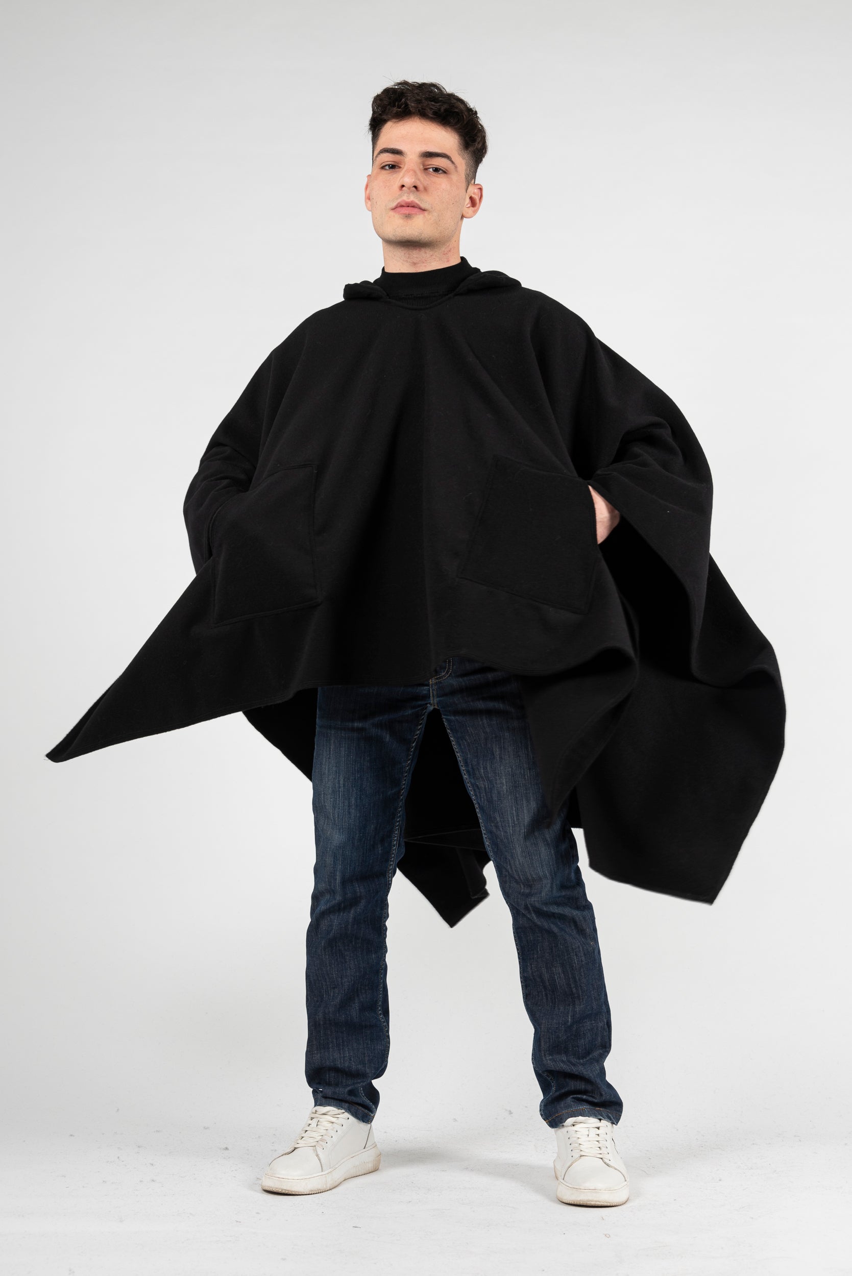 Poncho Nero - Cappuccio e Tasche