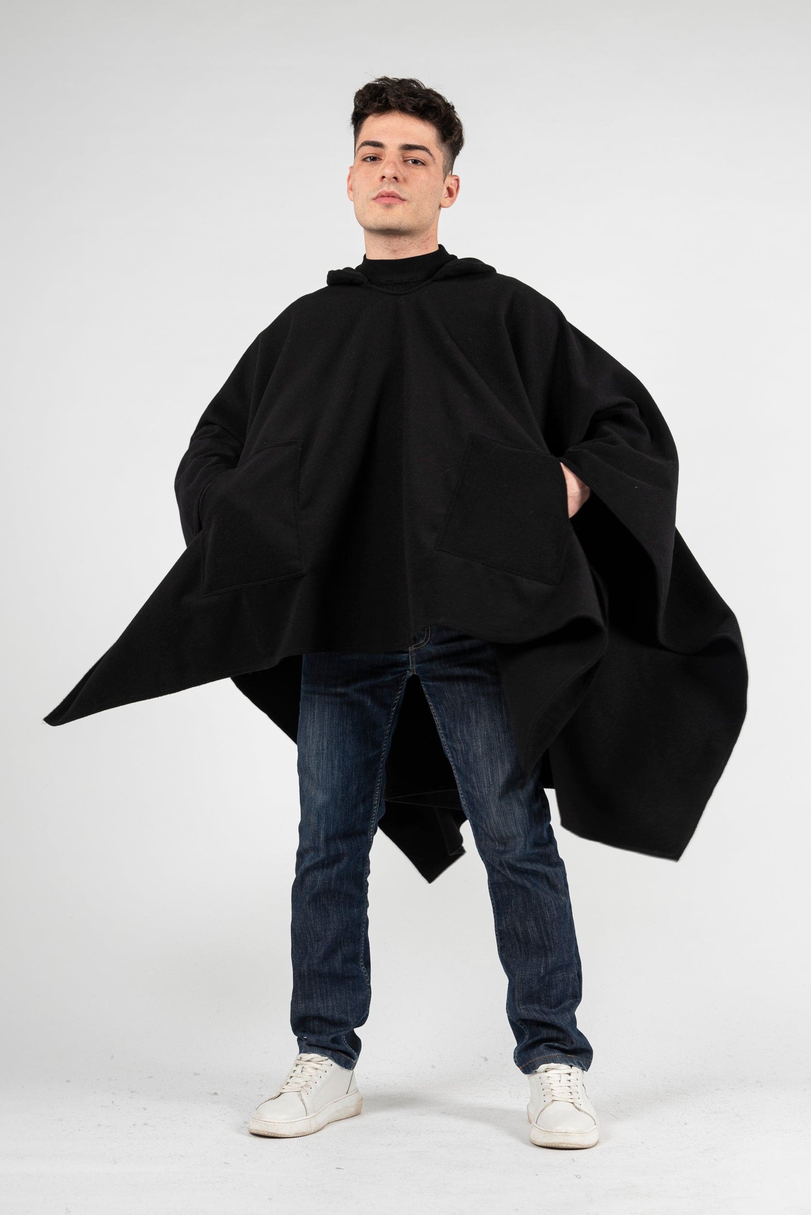 Poncho Nero - Cappuccio e Tasche