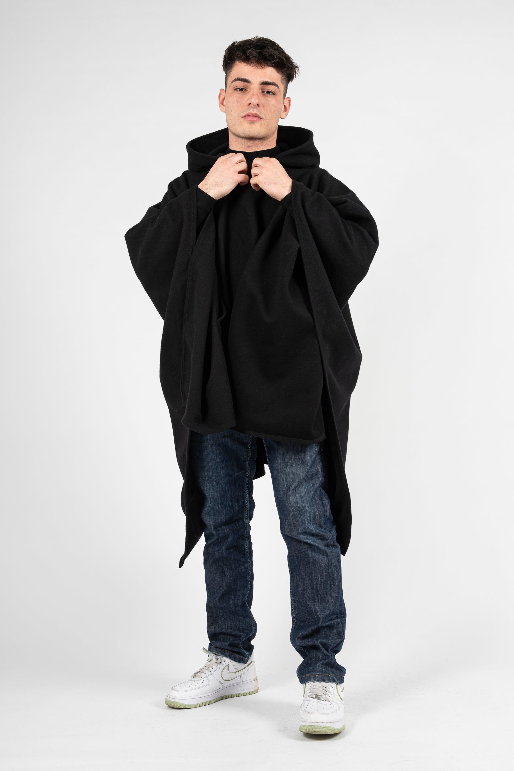 Poncho Nero - Cappuccio e Tasche