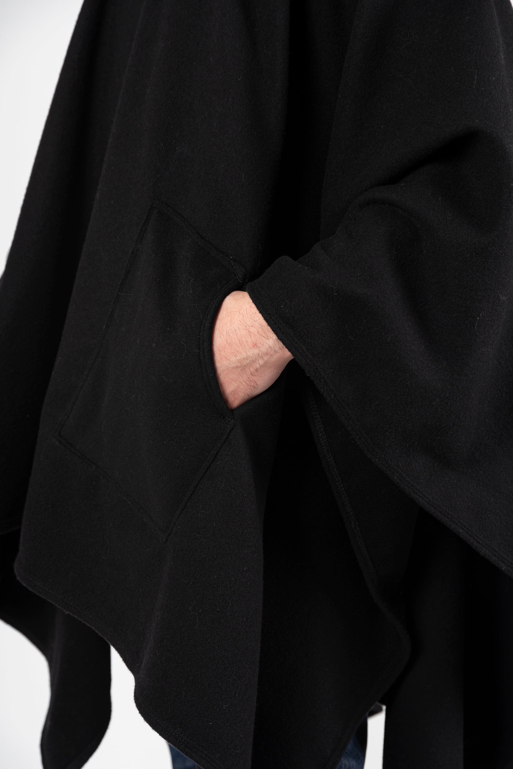 Poncho Nero - Cappuccio e Tasche