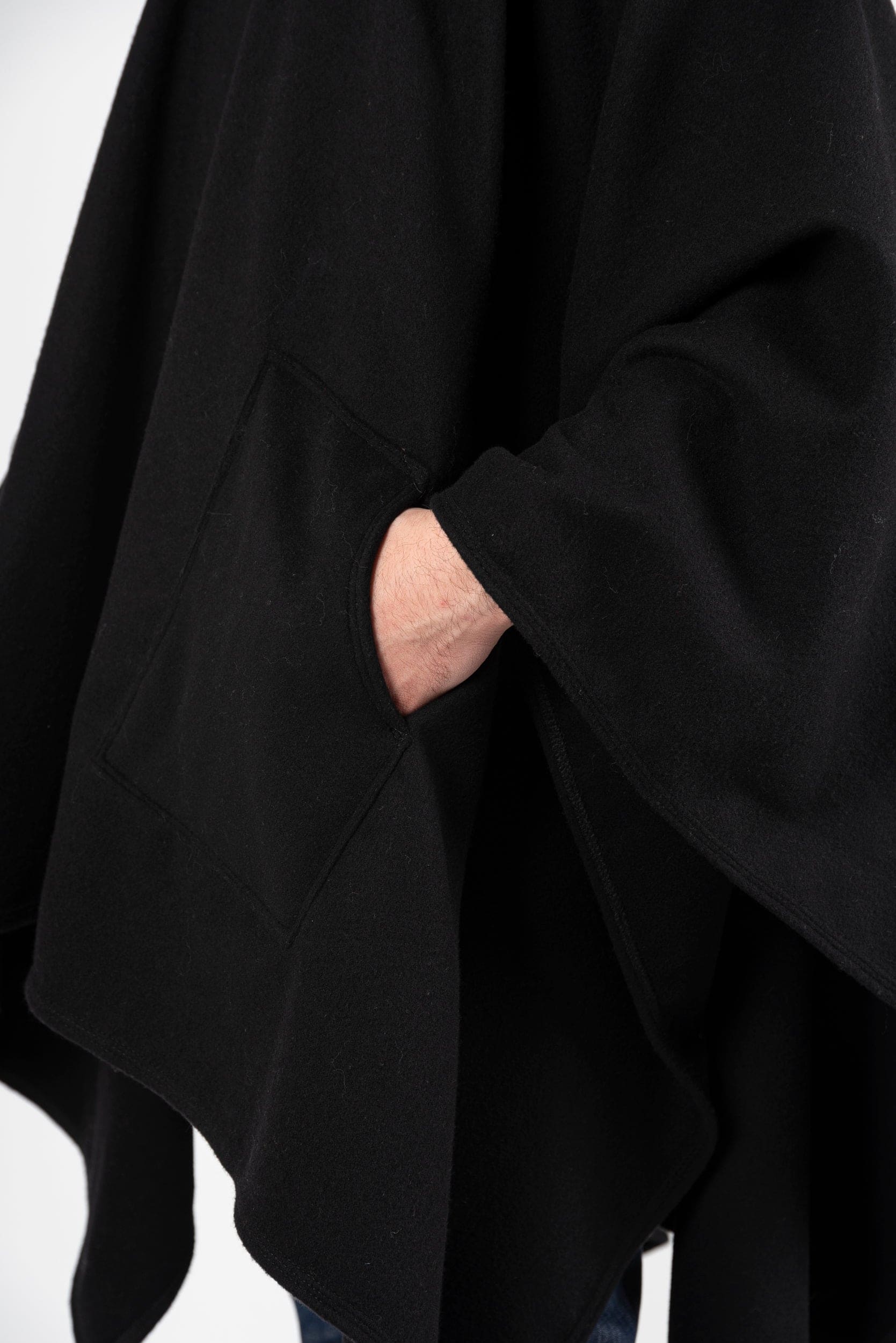 Poncho Nero - Cappuccio e Tasche