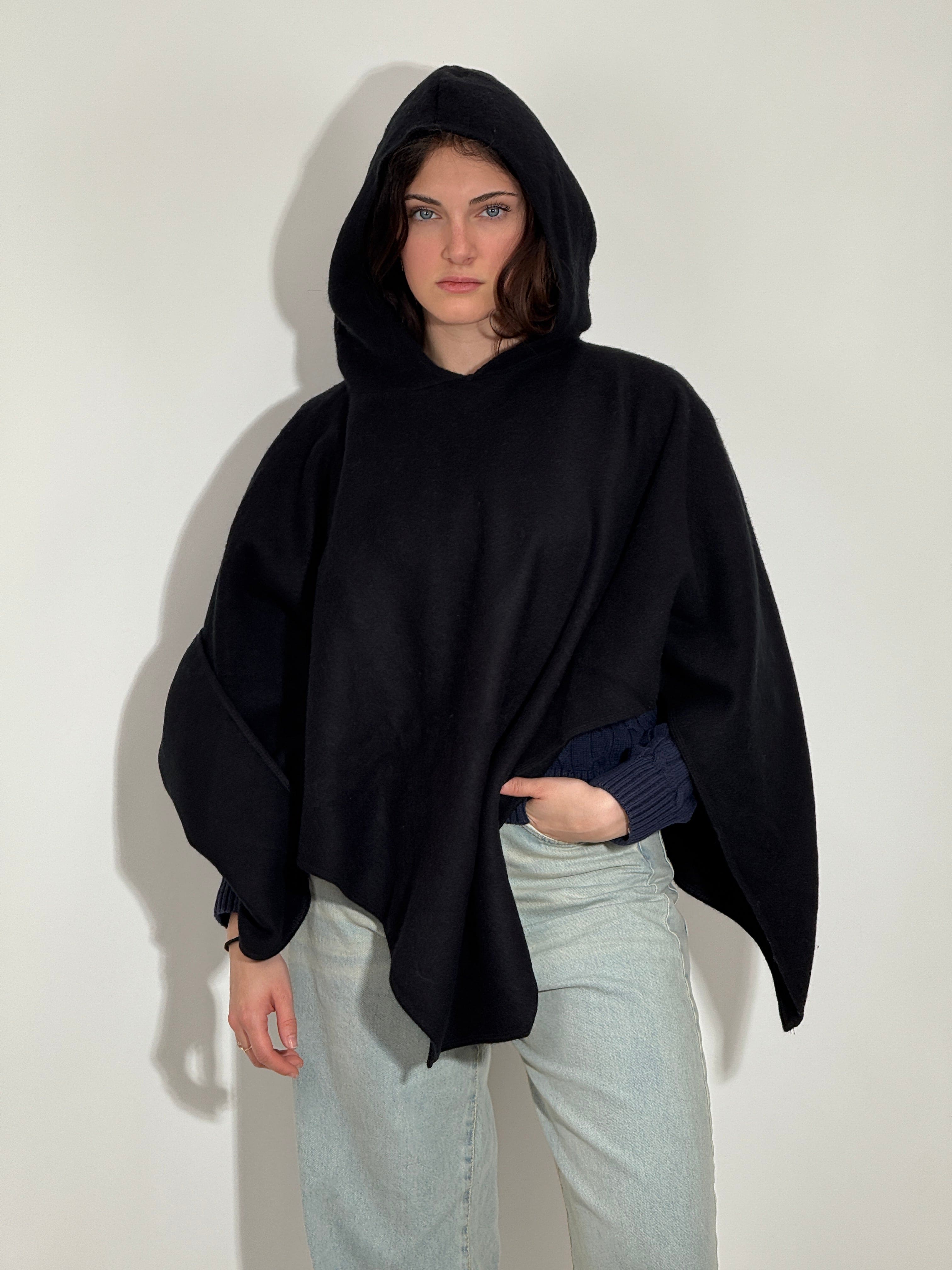 Mantella Con Cappuccio Nero