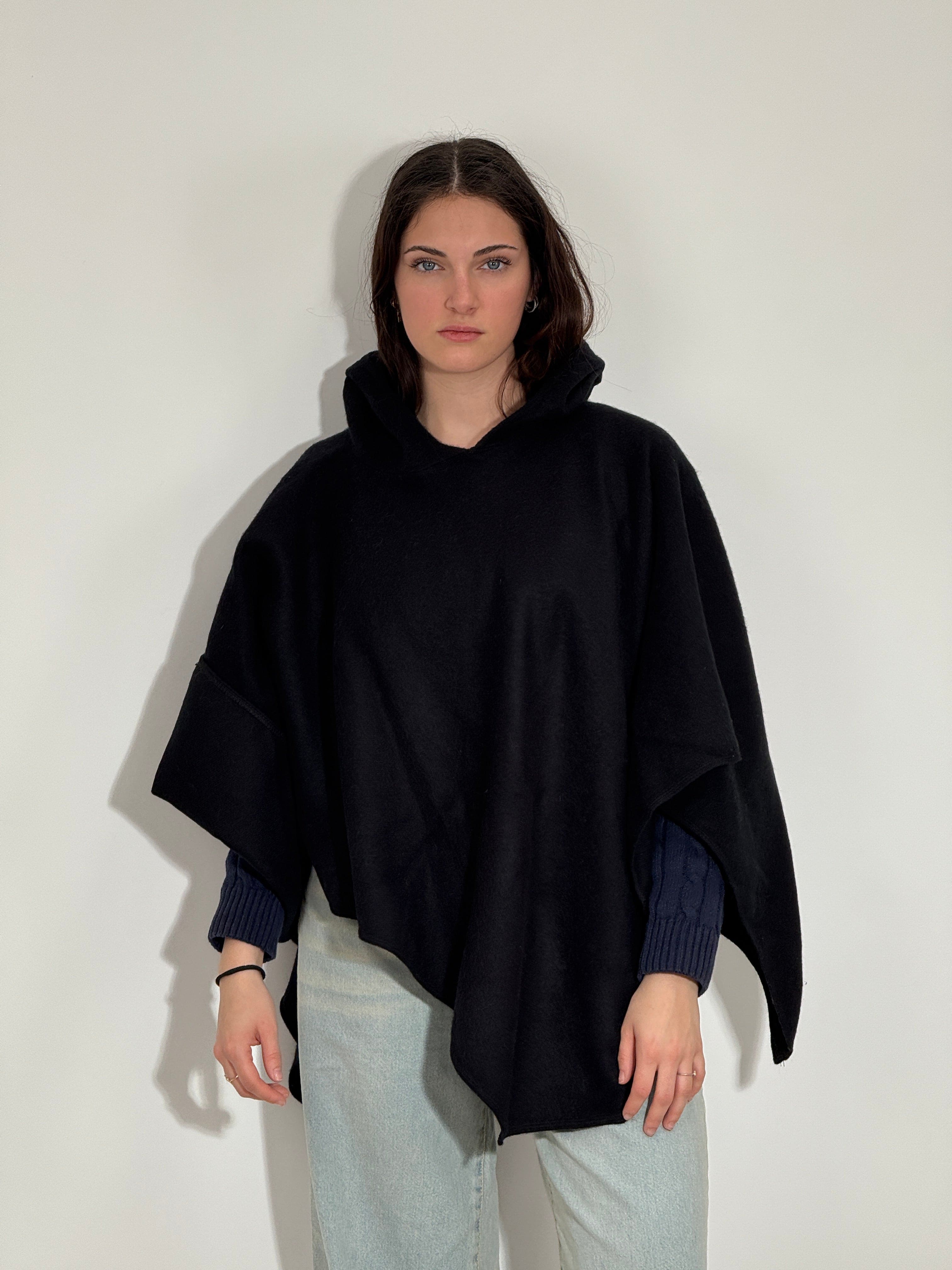 Mantella Con Cappuccio Nero