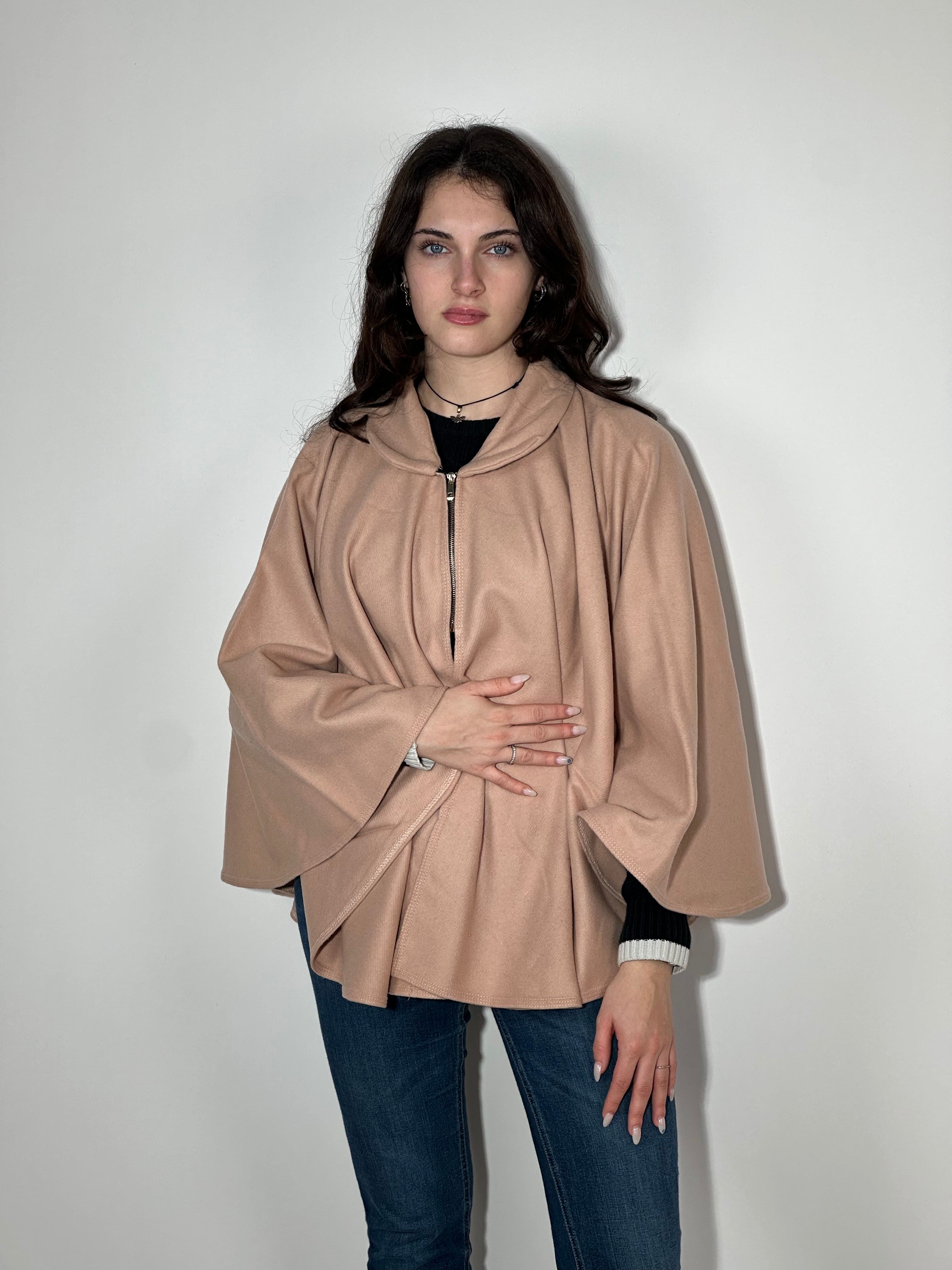 Mantella in Lana - Chiusura Centrale Beige